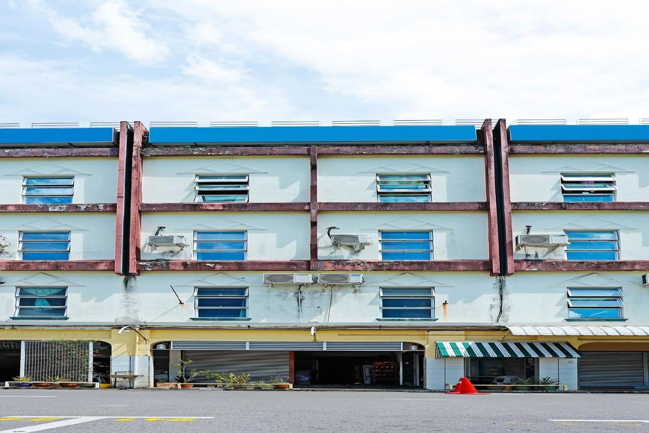 Oyo 90598 Living House C0 Hotel Kuching Exterior photo