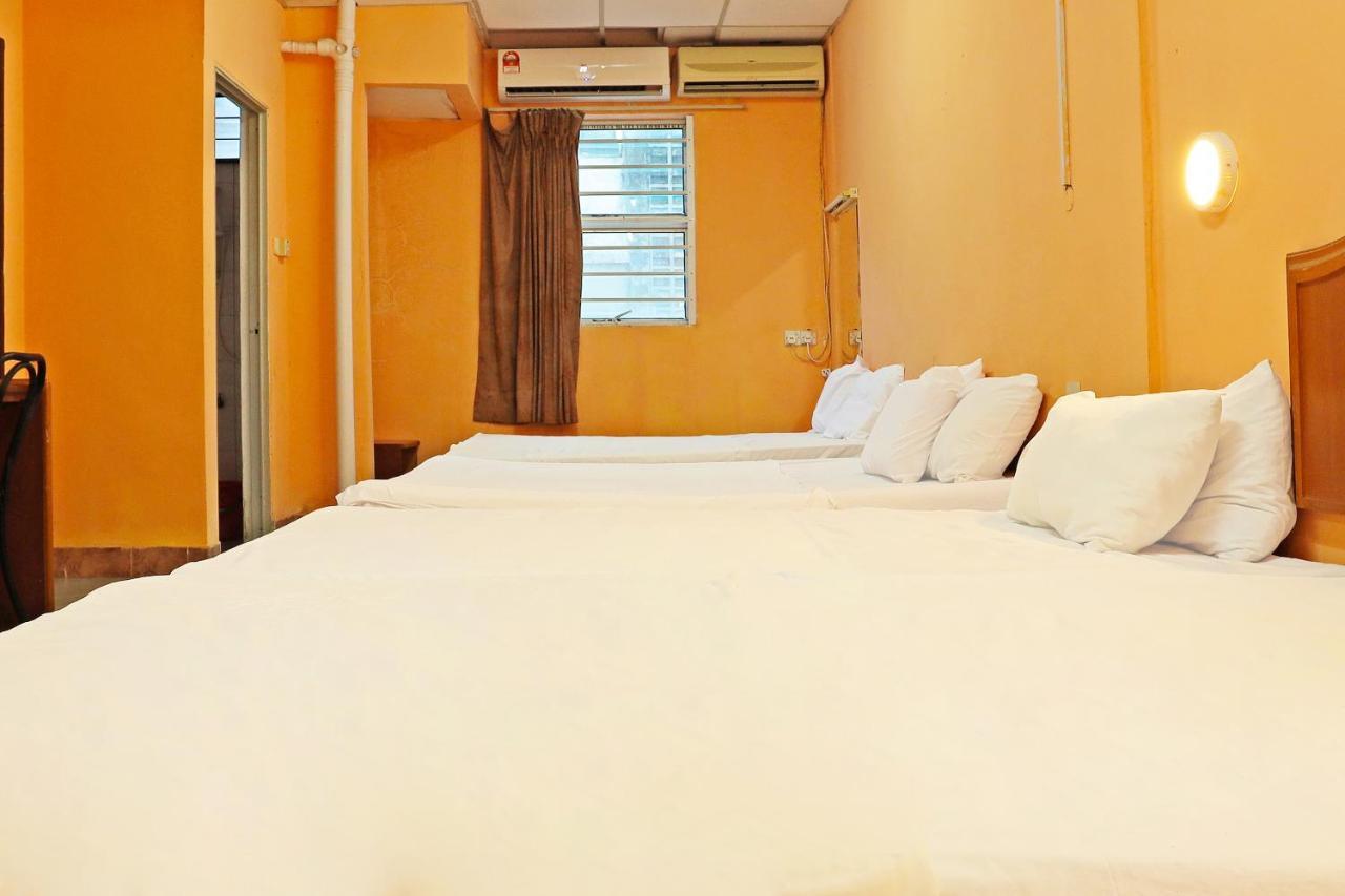 Oyo 90598 Living House C0 Hotel Kuching Exterior photo